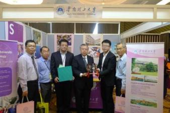Exchanging Souvenirs Between Dong Zong and SCUT