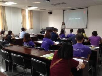 The students sharing study experience