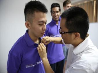 SIE Deputy Dean Liu Wore the School Badges for Members of Summer Camp SIE Deputy Dean Liu Wore the School Badges for Members of Summer Camp