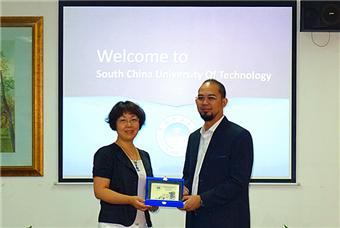 UDINUS University delegate and Dean An exchanging souvenir
