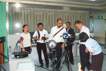 Delegation visited laboratory in School of Electronic and Information Engineering