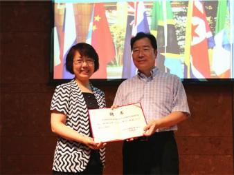 Dean An awarding to Professor Wu Yinghui with Distinguished Professor Appointment