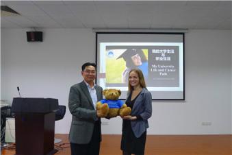 Deputy Dean Ho Yongjian presenting a souvenir to Ms. Olga Zaynetdinova 