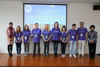  Dean Anran and Deputy Director of the group give badges to students and take picture together 
