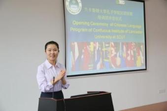  Teacher Zhao Lu hosting the ceremony