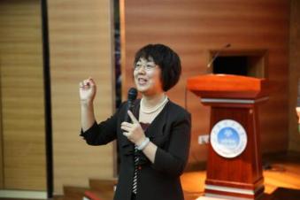 Professor An host the lecture 