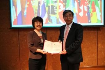 Awarding Visiting Research Fellow to Ke Yinbin