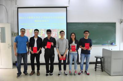  Mr. Zhang Lei and outstanding volunteers have group photo taken after awarding certifications