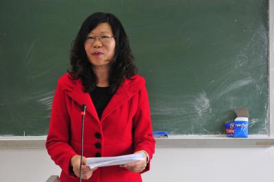 Ms. Pei Xiaorong, Head of office of teaching Chinese to international students is giving closing speech