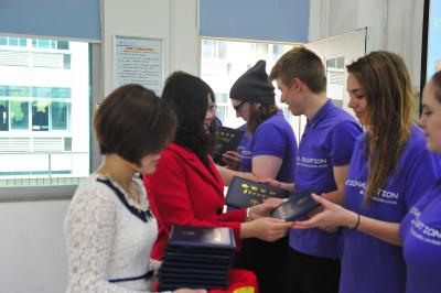 Ms. Pei Xiaorong is awarding certifications