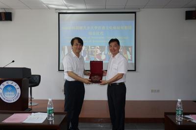 Prof. Hu Yongjian and Prof. Kim KimJaepil is exchanging gifts