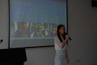 Ms. Lijie，Chinese teacher representative is giving a speech